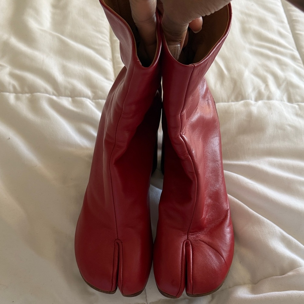 Maison Martin Margiela Red Split-Toe Leather Ankle Boots - Picture 7 of 8